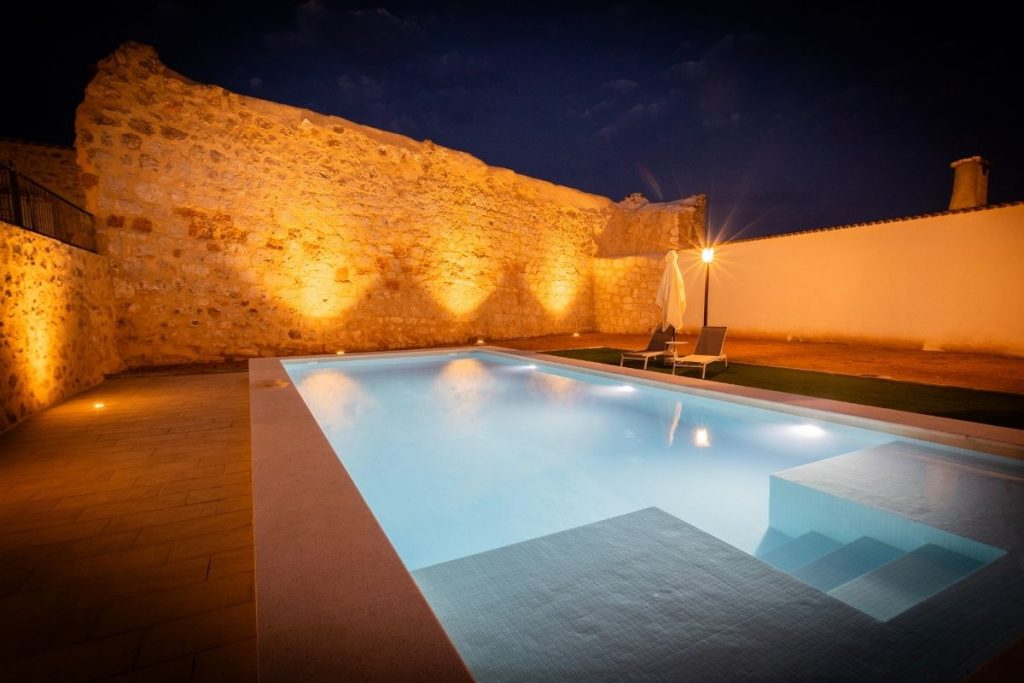Piscina noche La Serrería – Casa boutique en Cuenca