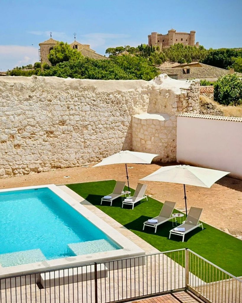 Piscina con vistas al castillo